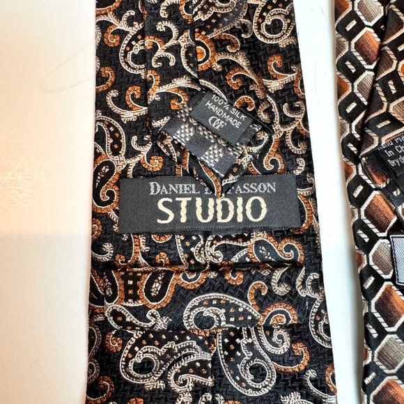 Four Men's 100% Silk Ties Platinum Designs, Jones NY, Etc. - Picture 6 of 9